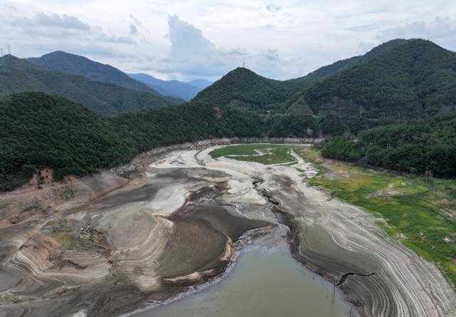 ▲9일 강원 강릉시 오봉저수지가 바짝 말라붙어 바닥을 드러내고 있다. 최악의 가뭄 사태를 맞고 있는 강릉지역의 생활용수 87%를 공급하는 오봉저수지의 저수율은 이날 오전 6시 기준 12.3%로 전날(12.4%)보다 0.1%포인트 떨어졌다. ⓒ연합뉴스