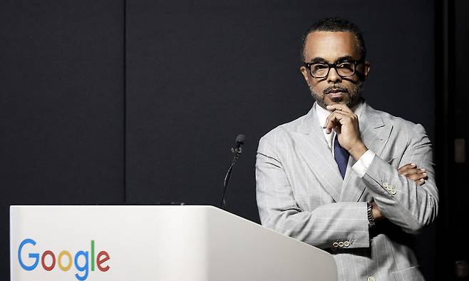 크리스 터너 구글 대외협력 정책 지식 및 정보 부문 부사장이 9일 서울 강남구 구글 스타트업 캠퍼스에서 열린 구글 지도 기자간담회에서 취재진 질문을 듣고 있다. 뉴시스