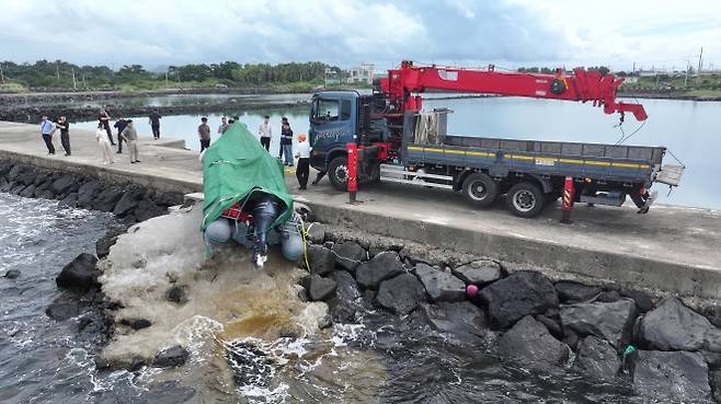 해경과 경찰 등 관계자들이 8일 오전 제주시 한경면 용수리 해안가에서 이날 오전 발견된 미확인 보트를 조사해 인양하려 하고 있다. 2025.9.8 연합뉴스