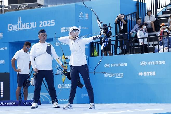 한국 양궁 국가대표 안산이 10일 광주 5·18민주광장 특설경기장에서 열린 2025 광주 세계양궁선수권대회 리커브 혼성단체전 결승에서 활시위를 당기고 있다. 광주 뉴스1