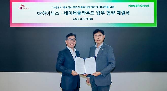 SK하이닉스와 네이버클라우드가 ‘제2의 HBM(고대역폭메모리)’로 불리는 차세대 AI 메모리 설루션 개발 역량 강화를 위해 양해각서를 체결했다고 10일 밝혔다. 안현 SK하이닉스 개발총괄 사장(오른쪽)과 김유원 네이버클라우드 대표이사 사장이 지난 9일 기술 협력을 위한 업무협약을 체결한 뒤 기념 촬영을 하고 있다. SK하이닉스 제공