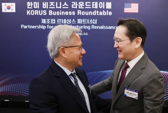 이재용(오른쪽) 삼성전자 회장이 올 8월25일(현지시간) 미국 워싱턴DC 윌라드 호텔에서 열린 한미 비즈니스 라운드 테이블 리셉션에 참석해 젠슨 황 엔비디아 최고경영자(CEO)와 인사하고 있다. 연합뉴스