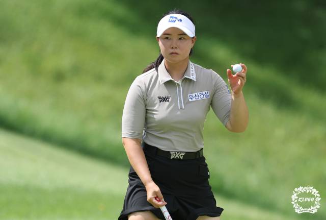 갤러리들에게 인사를 하고 있는 임희정. 사진 제공=KLPGA
