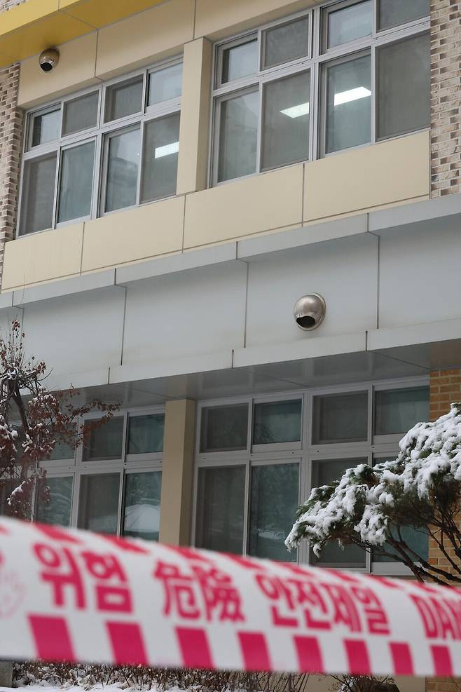 대전 초등학생 김하늘 양 피살사건이 발생한 대전 서구의 한 초등학교에서 2월12일 오전 하늘이가 있었던 돌봄교실인 2학년 3반 교실의 불이 켜져 있다.ⓒ연합뉴스