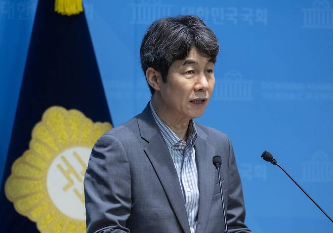 윤건영 더불어민주당 의원이 8일 국회에서 '12.3 계엄 당시 국정원 인력 파견 및 조사팀 구성 검토 확인' 회견을 하고 있다. ⓒ 연합뉴스