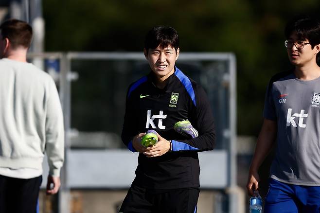 축구대표팀 이강인(가운데)이 멕시코전을 앞두고 내슈빌SC 트레이닝필드에서 진행된 훈련 도중 스태프와 대화하며 미소를 짓고 있다. 사진제공|대한축구협회