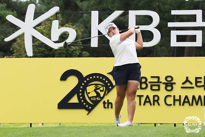 장하나가 지난 4일 열린 KLPGA 투어 KB금융 스타챔피언십 1라운드 도중 1번 홀에서 티샷을 하고 있다. KLPGA 제공