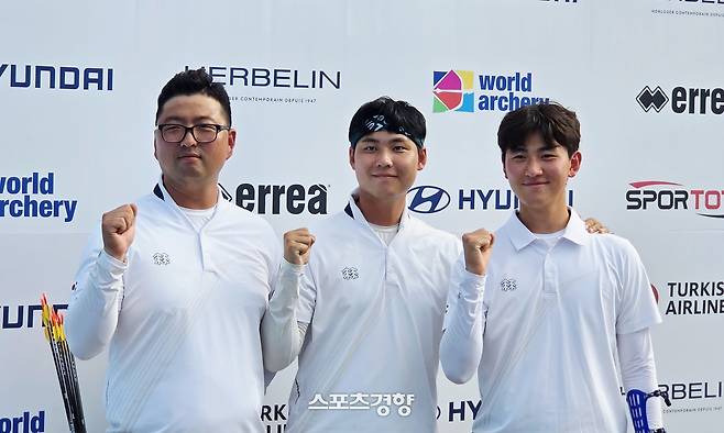 2025 광주 세계양궁선수권대회 리커브 남자 단체전에서 금메달을 딴 김우진·이우석·김제덕(왼쪽부터)이 포즈를 취하고 있다. 유새슬 기자