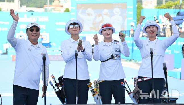 한국 양궁 여자 리커브 국가대표팀이 10일 광주 동구 5·18민주광장에서 열린 '광주 2025 현대 세계양궁선수권대회'에서 혼성 단체전 동메달을 차지한 뒤 팬들에게 인사하고 있다. 왼쪽부터 호진수 여자 리커브 대표팀 감독, 안산, 강채영, 임시현. /사진=뉴시스 제공