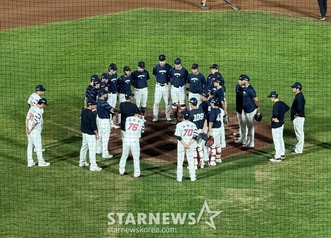 롯데 야수들이 10일 사직 한화전 종료 후 그라운드에서 미팅을 하고 있다. /사진=양정웅 기자