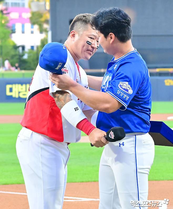 10일 오후 광주기아챔피언스필드에서 열린 '2025 신한 SOL Bank KBO리그' 삼성 라이온즈와 KIA 타이거즈의 경기, 경기 전 삼성 오승환 은퇴투어 행사가 진행됐다. 이날 행사에서 KIA 최형우가 삼성 오승환에게 감사패를 전달하고 있다. 광주, 김한준 기자