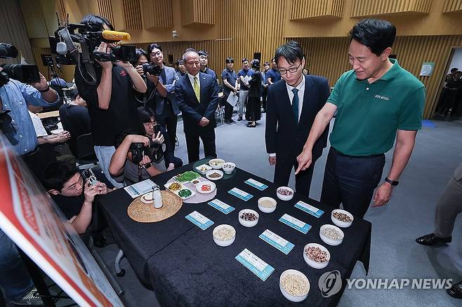 통곡물ㆍ잡곡밥 식단 살펴보는 오세훈 시장 (서울=연합뉴스) 서대연 기자 = 오세훈 서울시장이 10일 서울시청에서 열린 건강도시 서울 종합계획 '더 건강한 서울 9988' 기자설명회에 앞서 통곡물ㆍ잡곡밥 식단을 살펴보고 있다.
시는 시민들의 건강한 식습관을 위해 외식이나 배달 시에도 통곡물ㆍ잡곡밥을 선택할 수 있도록 하는 '통쾌한 한끼'를 추진한다고 밝혔다. 2025.9.10 dwise@yna.co.kr