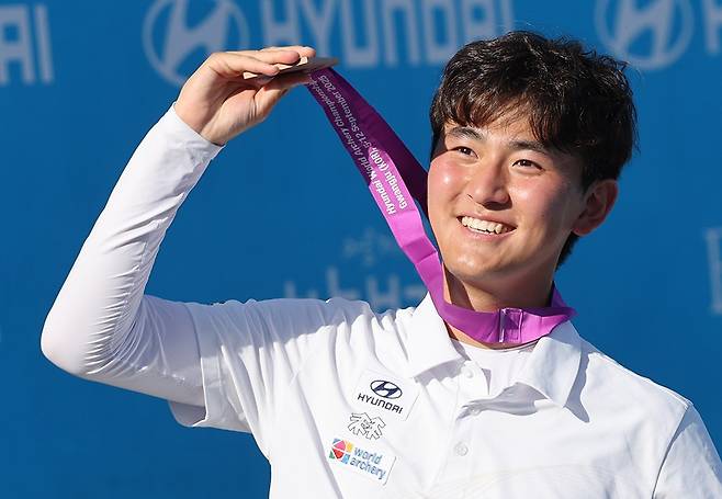 11일 광주 동구 국립아시아문화전당 5·18민주광장에서 열린 2025 세계양궁선수권대회 리커브 남자 개인전 시상식에서 김제덕이 동메달을 들어 보이고 있다. /사진=연합뉴스