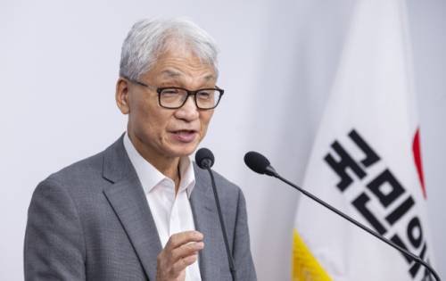 국민의힘 중앙윤리위원회 위원장이 11일 서울 여의도 중앙당사에서 열린 윤리위원회 직후 가진 기자회견에서 21대