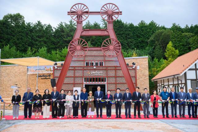 남해군은 10일 독일마을 광장에서 ‘파독전시관 리모델링 준공식’을 개최했다. 남해군 제공