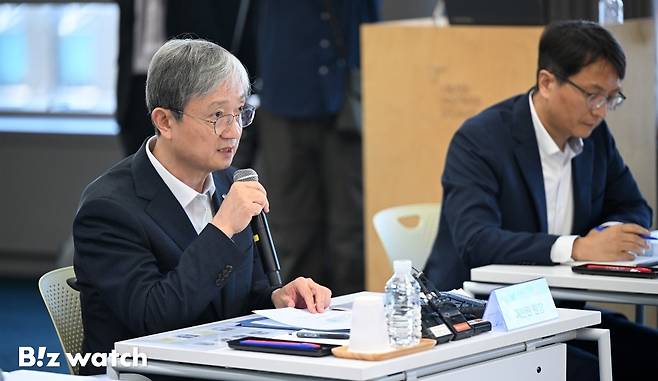 이찬진 금융감독원장이 11일 서울 역삼동 네이버스퀘어에서 네이버, 카카오, 비바리퍼블리카(토스), 쿠팡, 우아한형제들(배달의민족) 등 빅테크 5개사 대표와 소상공인연합회장을 초청해 간담회를 갖고 있다./사진=이명근 기자 qwe123@