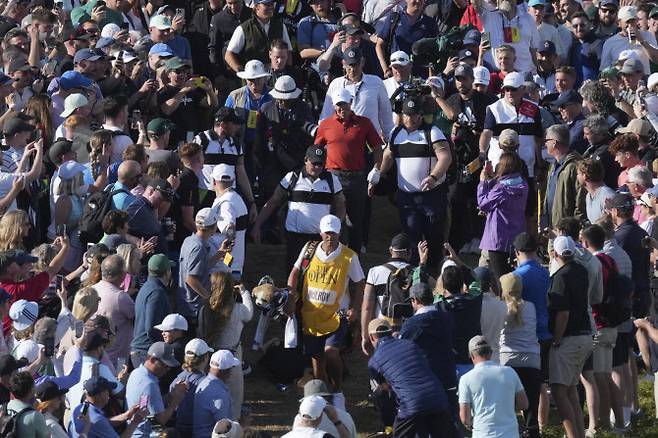 20일(한국시간) 영국 북아일랜드 포트러시의 로열 포트러시 골프장에서 열린 제153회 디오픈 챔피언십 3라운드. 로리 매킬로이가 팬들에 둘러싸여 이동하고 있다.(사진=AP/뉴시스)