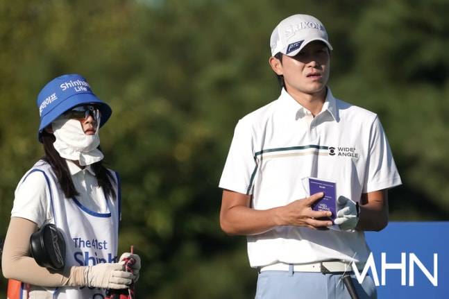 양지호가 11일 열린 신한동해오픈 1라운드에서 코스를 살피고 있다.