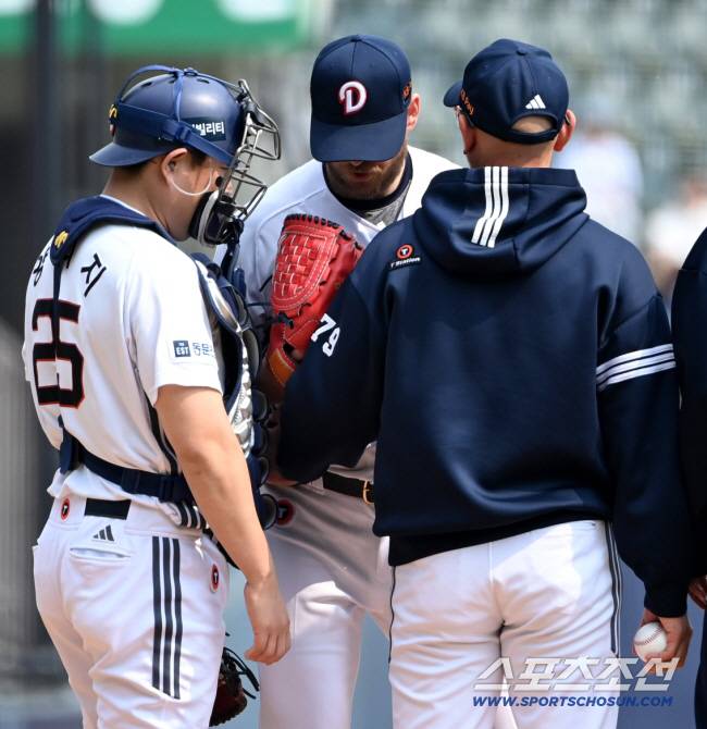 11일 잠실야구장에서 열린 NC와 두산의 더블헤더 1차전, 3회초 두산 콜어빈이 교체되며 마운드를 내려가고 있다. 잠실=허상욱 기자wook@sportschosun.com