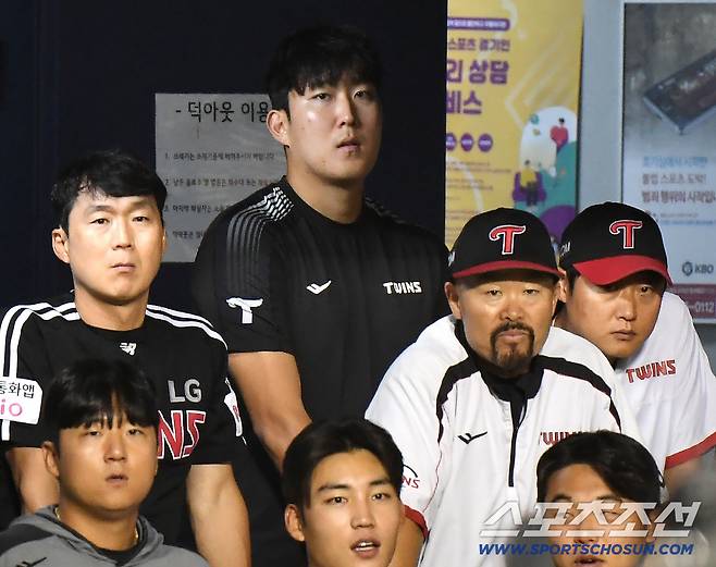 9회말에도 긴장을 늦추지 않고 경기 지켜보는 손주영