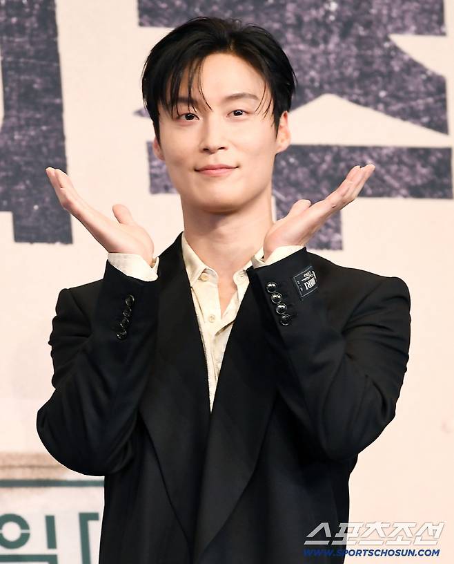 JTBC 토일드라마 '백번의 추억' 제작발표회가 11일 오후 서울 구로구 더링크호텔에서 열렸다. 배우 허남준이 포즈 취하고 있다.
'백번의 추억'은 1980년대 100번 버스 안내양 영례와 종희의 빛나는 우정과 운명적 남자 재필을 둘러싼 애틋한 첫사랑을 그린 청춘 멜로 드라마다. 김다미 신예은 허남준 주연. 양희승 극본, 김상호 연출. 13일 밤 첫 방송된다. 정재근 기자 cjg@sportschosun.com/2025.9.11/