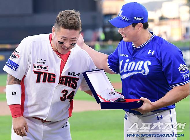 오승환에게 감사패를 건네며 눈물을 보인 KIA 최형우.