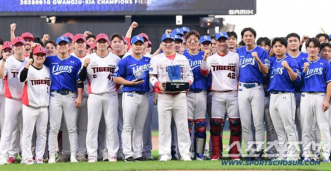 10일 광주 기아챔피언스필드에서 열린 KIA와 삼성의 경기. 삼성 오승환 은퇴투어 행사가 열렸다. 양 팀 선수들과 함께 기념 촬영을 하고 있는 오승환. 광주=송정헌 기자songs@sportschosun.com/2025.09.10/