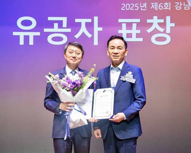 장호진 현대지에프홀딩스 사장(왼쪽)이 11일 서울 강남구 역삼문화센터에서 열린 제6회 강남복지포럼에서 사회복지 유공 부문 강남구청장 표창을 받은 뒤 조성명 강남구청장과 기념 촬영을 하고 있다. /현대백화점그룹