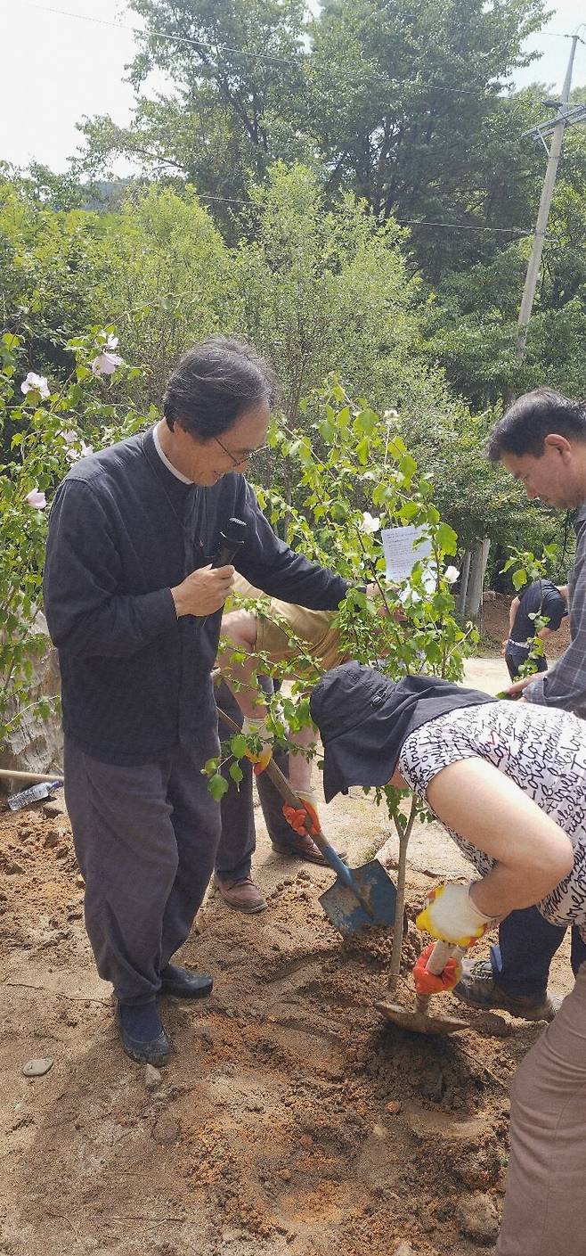 무궁화 묘목 심기. /이주연 제공