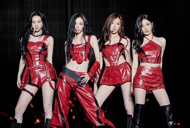 에스파는 강렬한 일렉 기타 사운드와 함께 자기 확신을 드러내는 ‘리치 맨’으로 돌아왔다. SM엔터테인먼트 제공