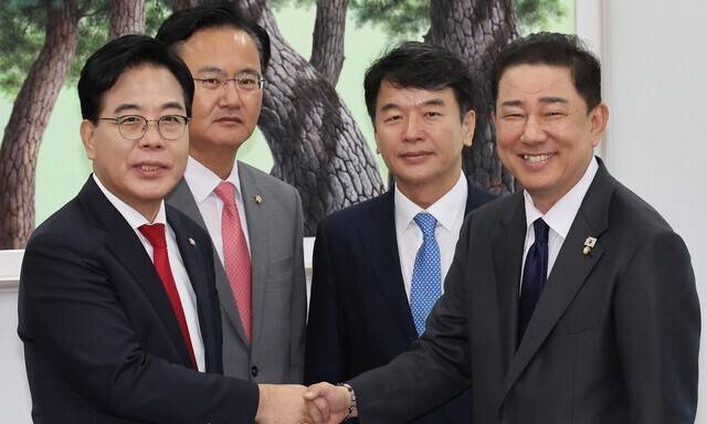 김병기 더불어민주당 원내대표(맨 오른쪽)와 송언석 국민의힘 원내대표가 10일 서울 여의도 국회에서 회동을 하며 악수하고 있다. 연합뉴스