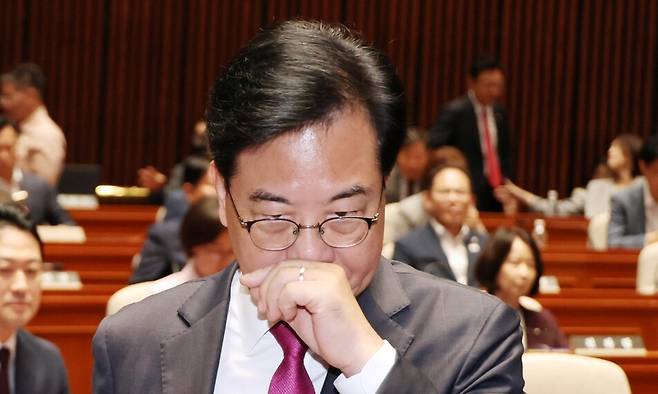 송언석 국민의힘 원내대표가 11일 서울 여의도 국회에서 열린 의원총회에서 3대 특검법 수정안 합의 과정 등을 설명하기 위해 발언대로 향하고 있다. 연합뉴스