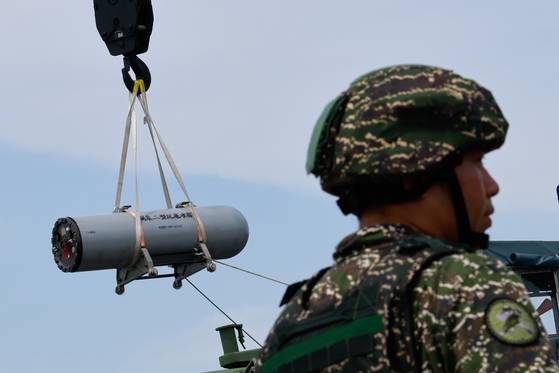 대만 해군 수병들이 2025년 7월 14일 대만 가오슝에서 한광 군사 훈련의 일환으로 해군 기지 내부에서 훈련하는 동안 해상 지뢰를 장전하고 있다. EPA=연합뉴스