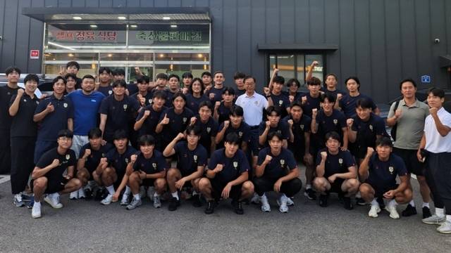 ▲ 춘천시민축구단 선수단이 지난 9일 춘천의 한 식당에서 회식을 가진 후 남은 시즌 필승을 다짐하고 있다. 춘천시민축구단 제공