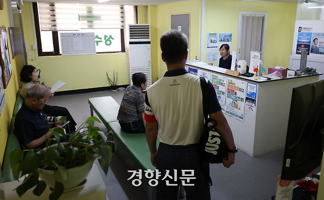 성수의원 영업종료 하루 전인 지난 달 28일 환자들이 진료 대기를 하고 있다. 성수의원에 들어간 환자들은 이름을 말하지 않고 자리에 앉았다. 간호사가 환자들의 얼굴을 다 외우고 있기 때문이다. 한수빈 기자