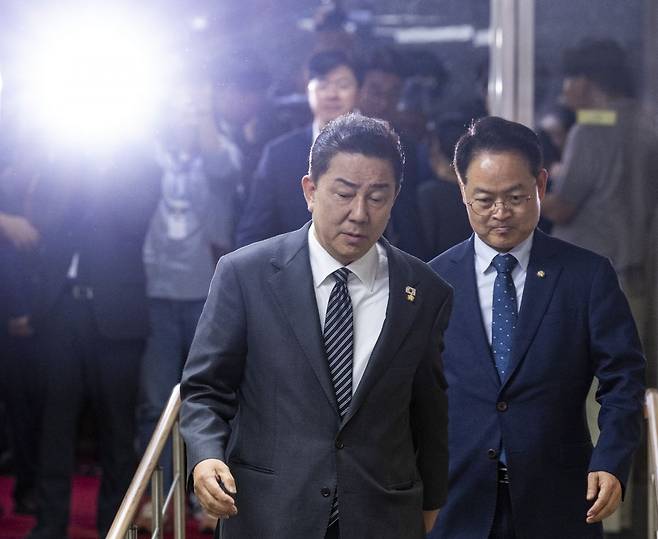 김병기 더불어민주당 원내대표가 11일 국회에서 본회의를 앞두고 열린 비공개 의원총회에 입장하고 있다. 연합뉴스