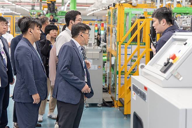 삼성전자가 중소기업중앙회, 중소벤처기업부와 함께 11일 삼성전자 광주사업장에서 중소기업 대표 등 300여 명을 초청해 스마트공장 지원 사업을 위한 킥오프 행사를 갖고 첨단 세탁기 생산라인을 소개하고 있다. 삼성전자