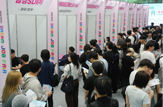 10일 오후 부산 남구 국립부경대에서 열린 취업박람회 ‘PKNU 드림 잡 페어’에서 취업 준비생들이 기업인사 담당자들과 채용 상담하고 있다. (사진=연합뉴스)