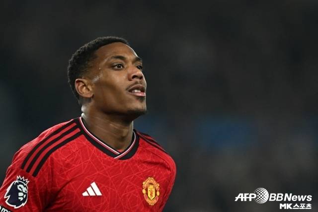 메를로는 “아테네는 푸마스에 마샬을 무상 임대하는 것에 동의할 것이다. 단 연봉만 지급하면 된다. 하지만 마샬은 거대한 연봉을 받고 있다. 정말 거대하다. 지난 3, 4일 동안 협상이 이어지고 있으나 마샬은 여전히 물러서지 않고 있다”며 “100% 불가능한 건 아니지만 당장 성사되기는 쉽지 않아 보인다. 현실적으로 푸마스는 마샬 영입을 원하지만 단 1 유로도 양보할 생각이 없다. 현재 마샬과 그의 에이전트도 양보하지 않고 있다. 서로 물러선다면 가능하겠으나 지켜봐야 한다”고 밝혔다. 사진=AFPBBNews=News1