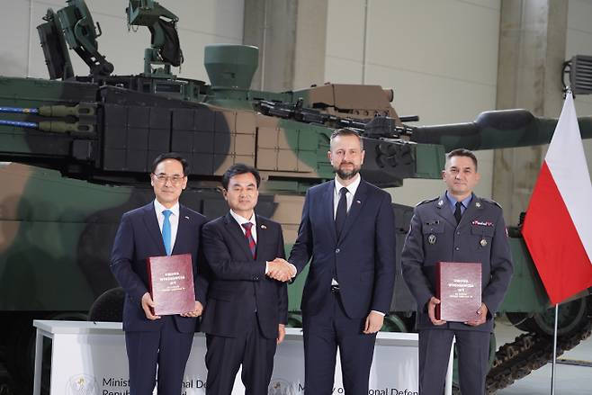 폴란드 K2 전차 2차 이행계약 서명식에서 기념촬영을 하는 이용배(왼쪽부터) 현대로템 대표이사, 안규백 국방부 장관, 브와디스와프 코시니악-카미슈 폴란드 부총리 겸 국방장관, 아르뚜르 쿱텔 폴란드 군비청장의 모습. /사진=현대로템