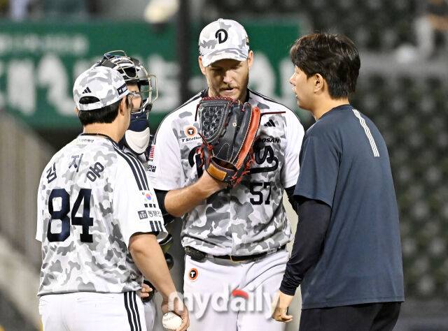 10일 오후 서울 잠실야구장에서 진행된 '2025 프로야구 KBO리그' 두산베어스와 LG트윈스의 경기. 두산 콜어빈이 5회초 1사 1,2루서 오스틴에게 적시타를 허용한 뒤 교체되고 있다./잠실=송일섭 기자
