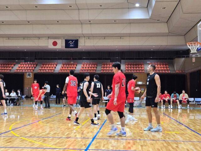 사가 벌루너스와 연습경기를 치르는 선수들./울산 현대모비스