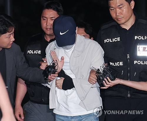 체포된 이기훈 삼부토건 부회장 (서울=연합뉴스) 류영석 기자 = '삼부토건 주가조작' 사건으로 수사받다가 도주한 이기훈 삼부토건 부회장(겸 웰바이오텍 회장)이 경찰에 체포돼 11일 서울 종로구에 마련된 김건희특검 사무실로 들어서고 있다. 2025.9.11.