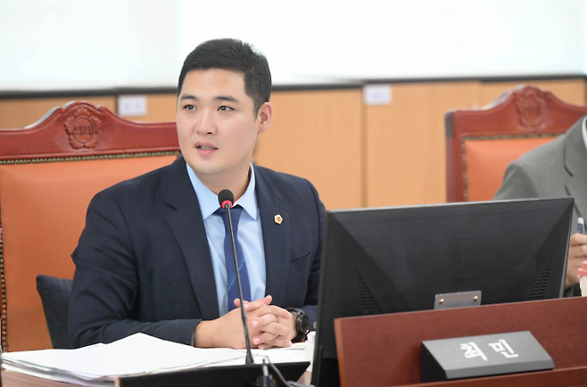 최민 의원. 9월 10일 경기도의회 여성가족평생교육국 상임위 회의실에서 경기도서관 주요업무보고를 받고 광역대표도서관으로서의 역할 정립과 철저한 개관 준비 당부. (사진=경기도의회)