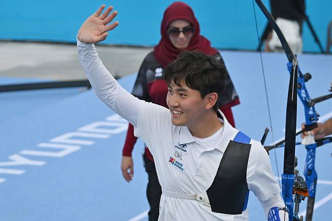 한국양궁대표팀 김제덕이 11일 광주 5·18민주광장 특설경기장에서 열린 ‘2025광주세계양궁선수권대회’ 7일째 리커브 남자 개인전 동메달 결정전에서 마테오 보르사니(이탈리아)를 세트스코어 7-3으로 꺾은 뒤 관중들의 성원에 화답하고 있다. 한국은 이날 리커브 남자 개인전에서 금맥 수확에 실패했지만 김제덕의 분전 덕분에 노메달을 겨우 면했다. 광주│뉴시스