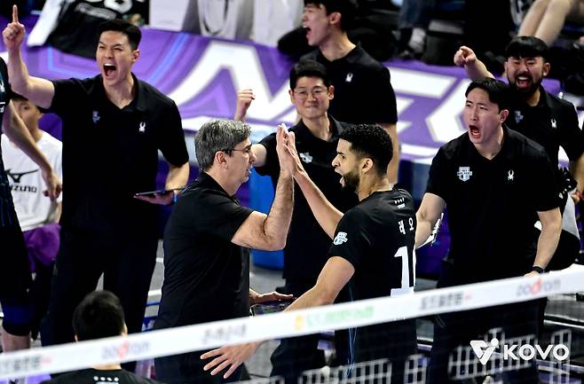 필립 블랑 현대캐피탈 감독과 레오. KOVO 제공