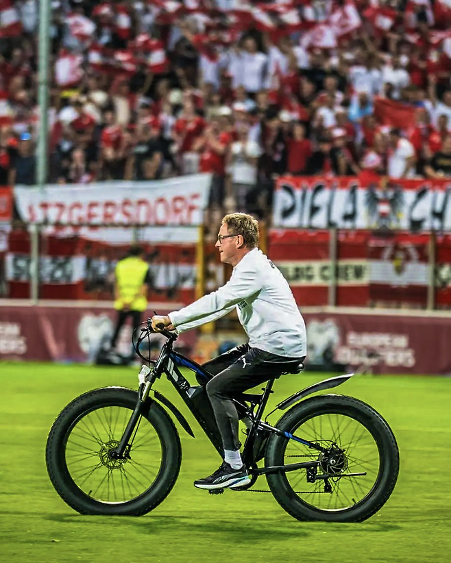 랄프 랑닉 오스트리아 감독이 10일 보스니아 헤르체고비나전에 자전거를 타고 그라운드에서 이동하고 있다. X캡처