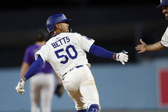 11일(한국시간) 미국 캘리포니아주 로스앤젤레스의 다저스타디움에서 열린 2025 미국 메이저리그(MLB) 콜로라도 로키스와의 홈경기에 2번타자 겸 유격수로 선발 출전한 LA 다저스 무키 베츠가 만루홈런 포함 5타수 4안타 5타점으로 활약했다. EPA 연합뉴스