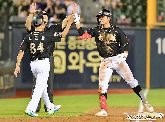 11일 오후 서울 송파구 잠실야구장에서 열린 '2025 신한 SOL Bank KBO리그' KT 위즈와 LG 트윈스의 경기, 8회초 1사 1,2루 KT 권동진이 2타점 3루타를 날리고 있다. 잠실, 김한준 기자