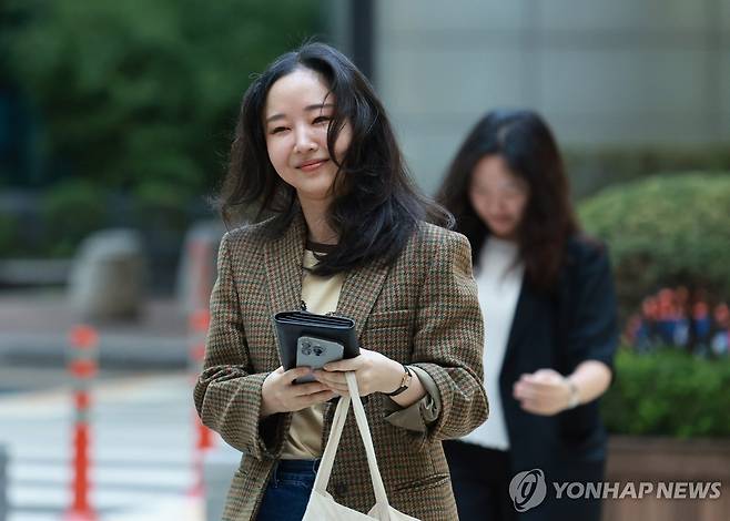 법원 출석하는 민희진 전 어도어 대표 (서울=연합뉴스) 홍해인 기자 = 민희진 전 어도어 대표가 11일 서울 서초구 중앙지방법원에서 열린 하이브와의 주식 매매대금 청구 및 주주 간 계약 해지 확인 소송에 증인으로 출석하고 있다. 2025.9.11 hihong@yna.co.kr